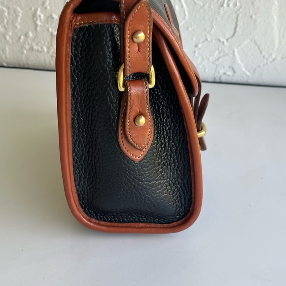 VINTAGE DOONEY AND BOURKE  SMALL BLACK ESSEX ALL LEATHER SHOULDER CROSSBODY BAG - Picture 5 of 12